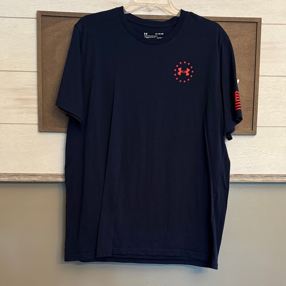Under Armour HeatGear Loose Men's Dark Blue Tee with Red Logo tee